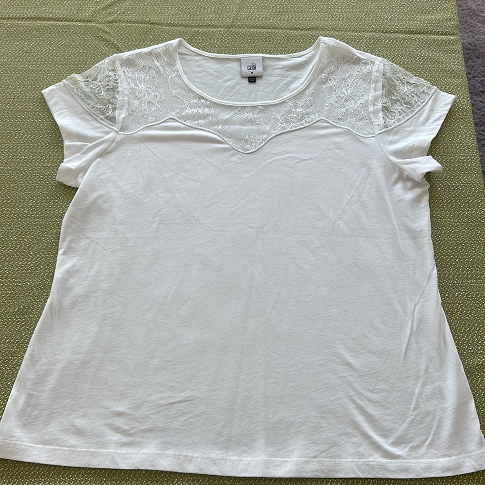 White Cabishort sleeved w lace top